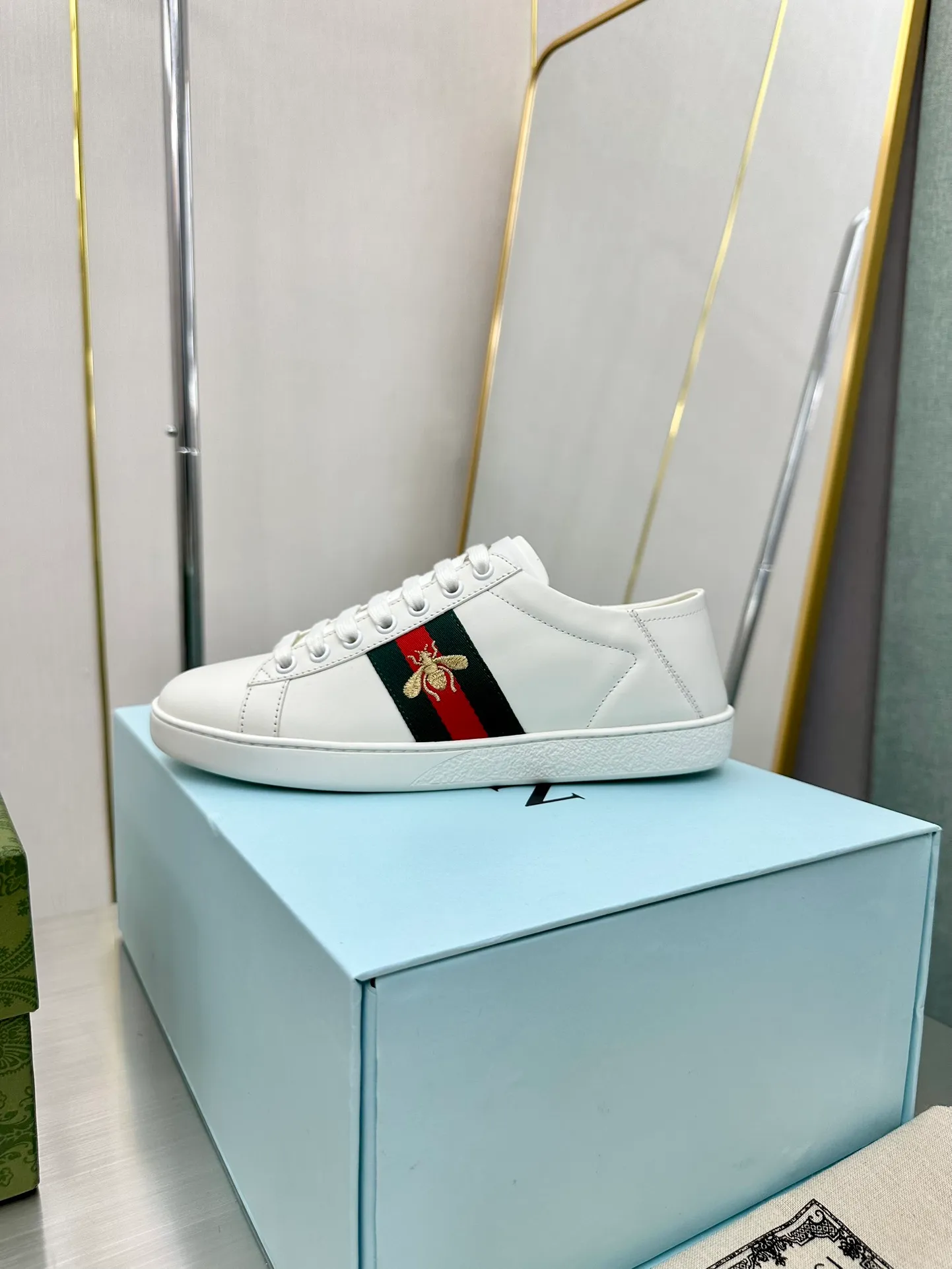 👟👟Ex-factory price 540👟👟 Men's size +10 Top version: Gucci G family classic Ace series Embroidery Little Bee White Shoes Couple Style Ribbon Love Casual Sports Shoes Sneakers Original Purchase Development Production This brand's classic low-top sports shoes interweave golden embroidered bees with red and green webbing. The bee is a classic element of the brand. It appeared in the Gucci ready-to-wear series in the 1970s. Exquisite packaging at the delivery counter🛍📦 ▪️Fabrics: Original custom imported first-layer cowhide ▪️Foots: Original custom cowhide lining ▪️Sole: Original open-molded rubber non-slip material ▪️Sole thickness: 2.5CM ▪️Size: Women's 34-41 (customized 34/41) ▪️Size: Men's 38-46 (38/46 customized)
